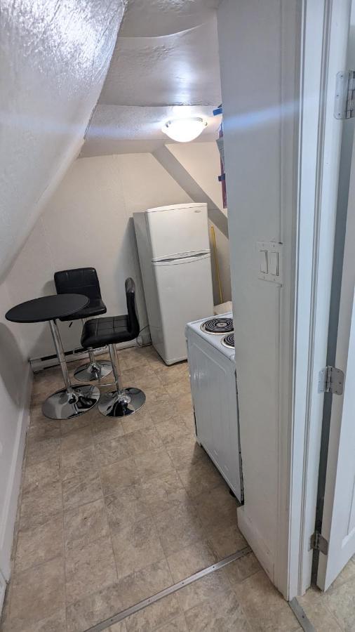 Cozy Downtown One Bedroom Free Parking キングストン エクステリア 写真