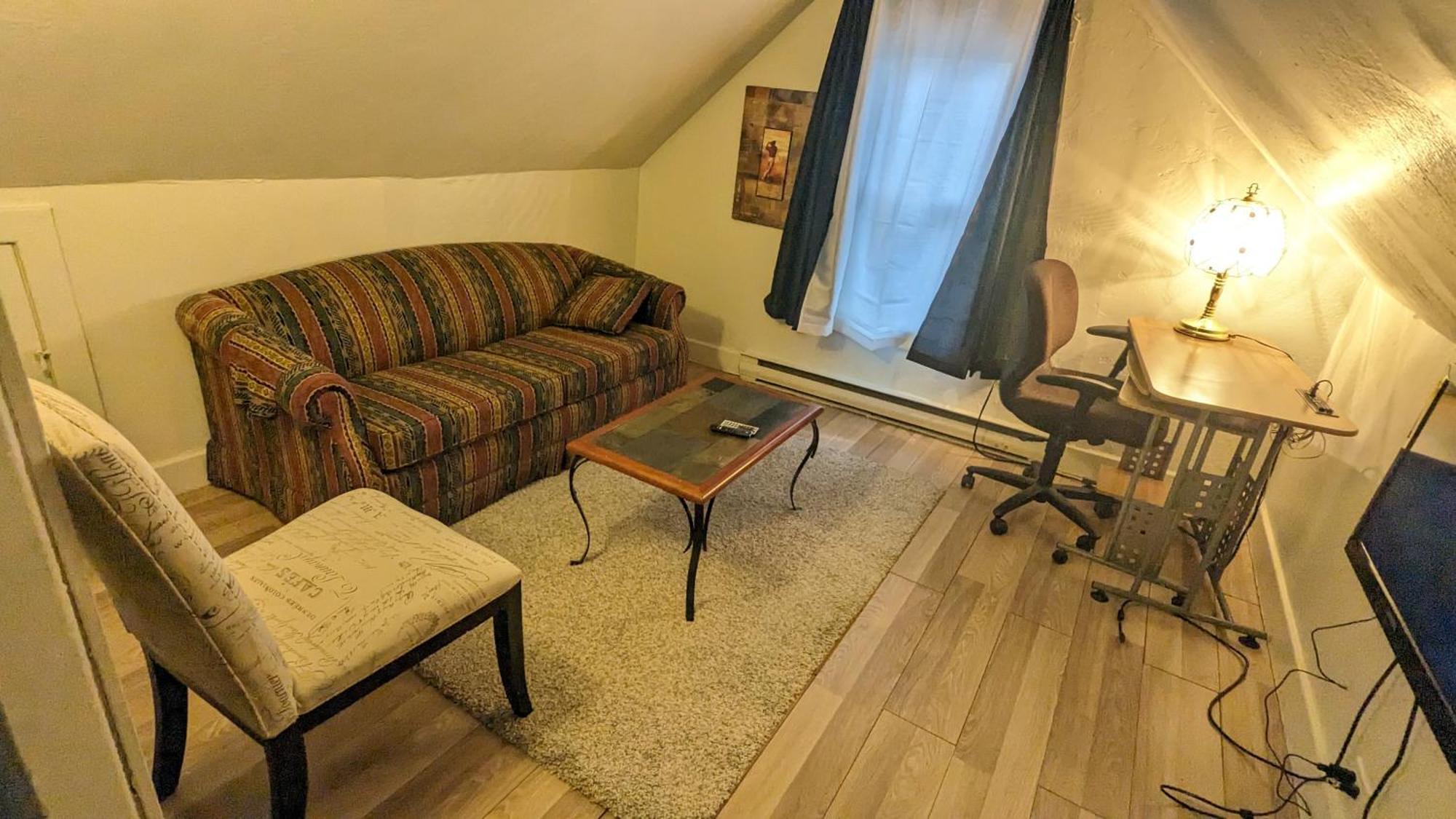 Cozy Downtown One Bedroom Free Parking キングストン エクステリア 写真